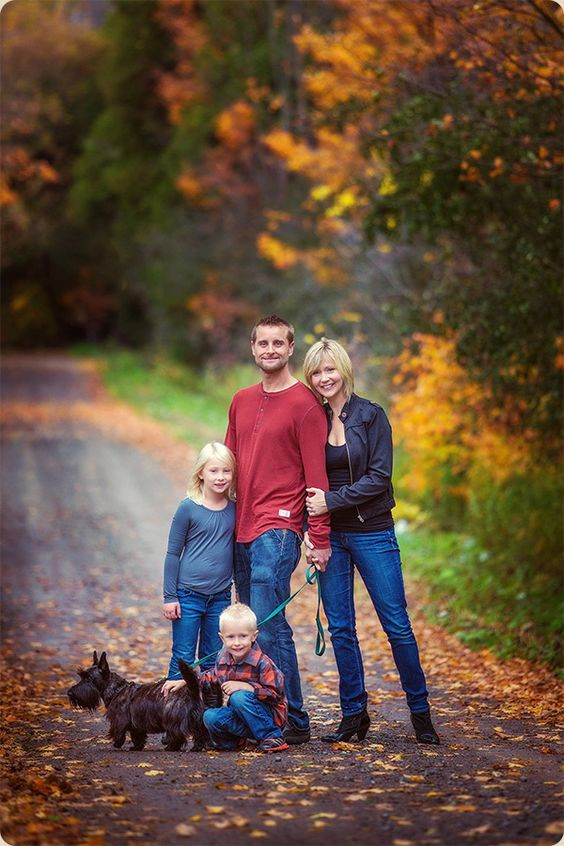 Family Portraits Ideas For Fall
 Fall family portrait outfit ideas What to wear for fall