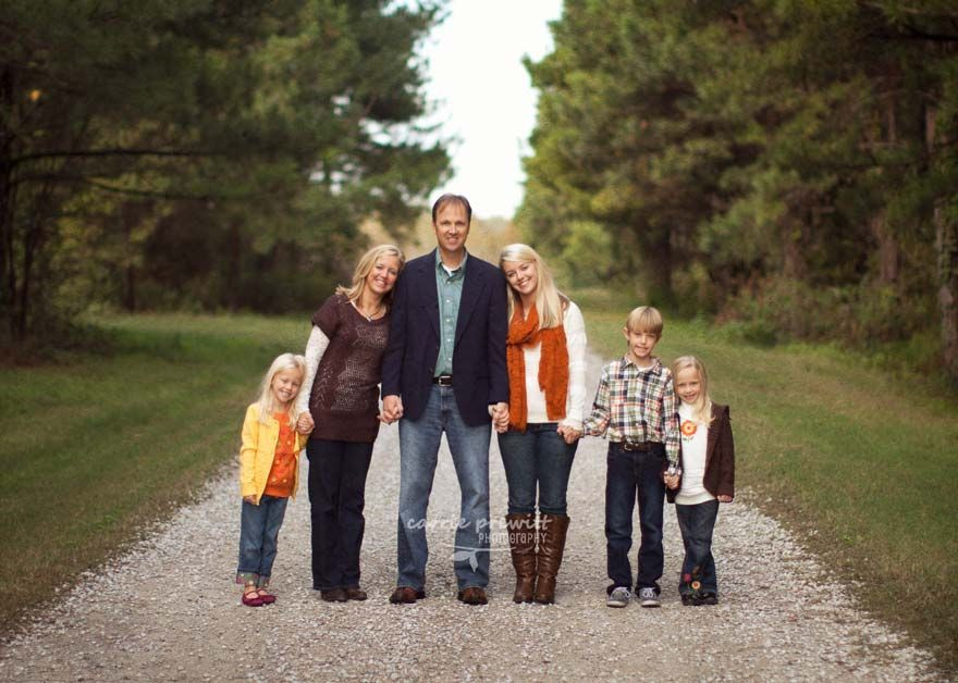 Family Portraits Ideas For Fall
 Fabulous Family graphy Posing Tips and Tricks by
