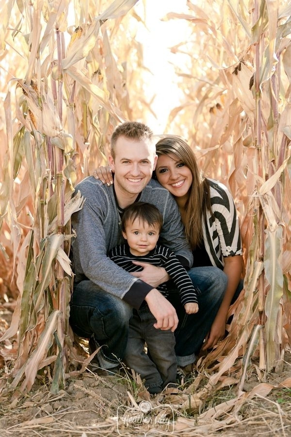 Family Portraits Ideas For Fall
 27 Fall Family Ideas You ve Just Got to See → 🌟…
