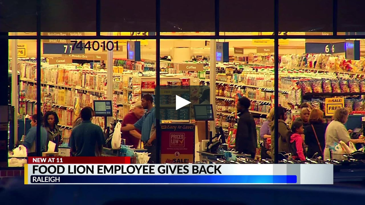 Food Lion Open Thanksgiving
 GOOD EXCLUSIVE PKG Raleigh Food Lion Employee Helping